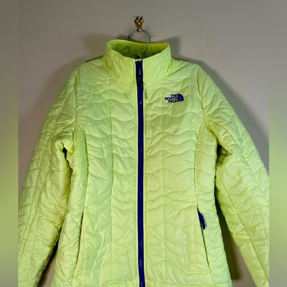 The North Face Women's Puffer Jacket in Lime Green and Blue - Picture 3 of 15
